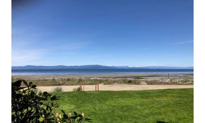 Regional District of Nanaimo Condo | Beachfront Walk-out in the Heart