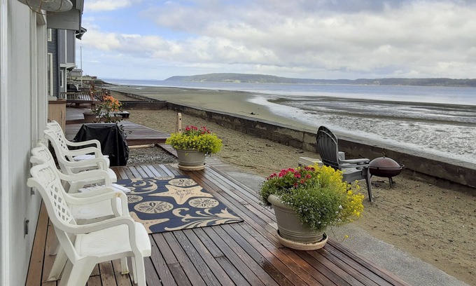 Bells Beach House | Beachfront Whidbey Island Home + Apartment!