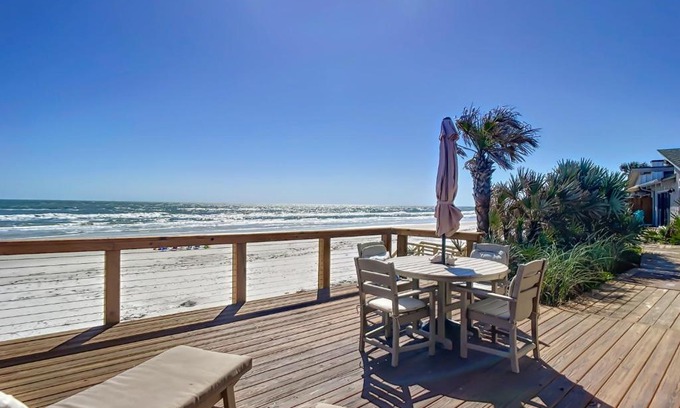 Sea Dunes Apartment | Beachfront with large deck Pool Sea Dunes Sailfish A2