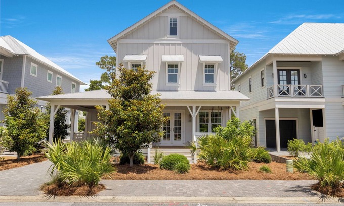 Lakeside at Blue Mountain Beach House | BeachHive – 4 Bikes – Community Pool
