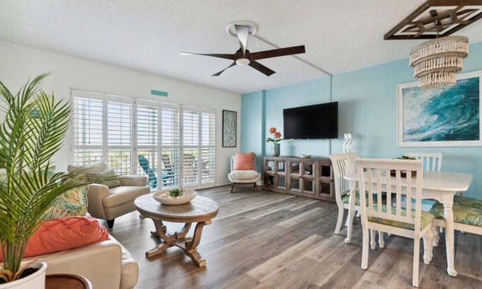 South Patrick Shores Apartment | Beachside Bliss: 2-Bedroom Apartment Near the Ocean