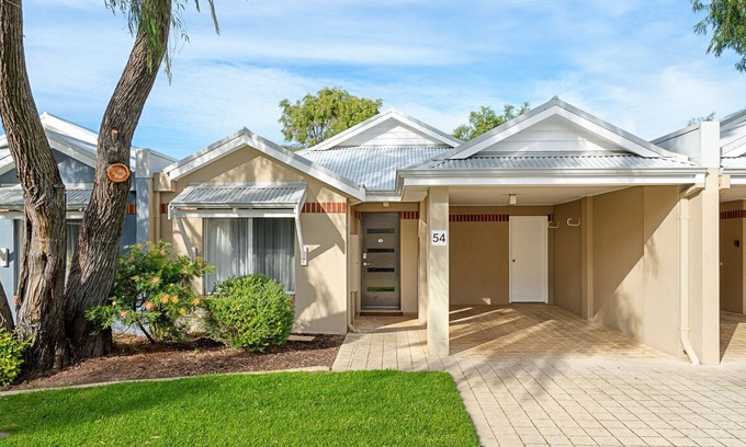 Broadwater Resort | Beachside Breakaway - Wifi, Family Friendly