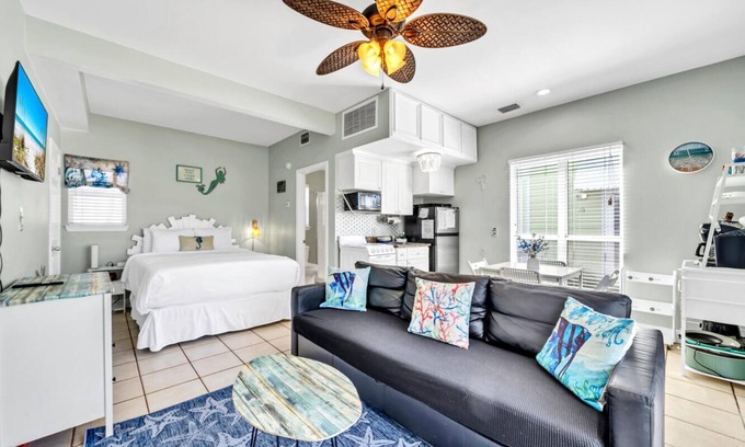 Crystal Beach Cottage | Beachside Breeze Cottage~Location! Crystal Beach, Destin~Steps to Beach & Pool