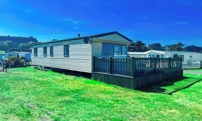 Lowestoft Ski Chalet | Beachside Caravan Retreat in Lowestoft – Sleeps 6