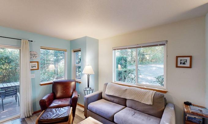 Tolovana Park Condo | Beachside dog-friendly condo with deck & full kitchen - walk 1.5 blocks to beach