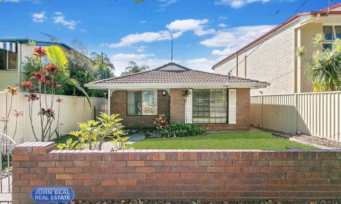 Redcliffe House | Beachside Holiday Home