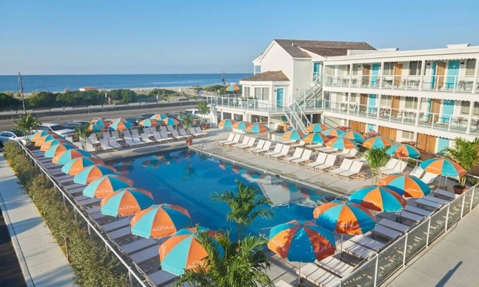 Cape May House | Beachside Lounge & Listen – Live Tunes, Pool Time & Total Relaxation