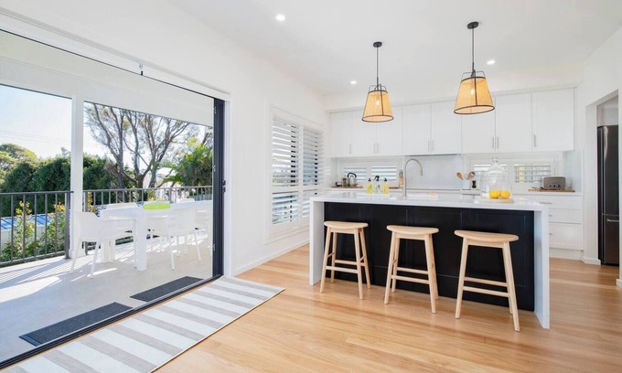 Merewether House | Beachside Pavilion Chic Coastal Stunner for Groups