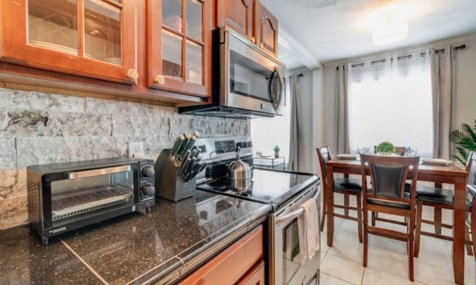 Virginia Beach House | Beachside Retreat: 2BR Luxury Condo King Bed