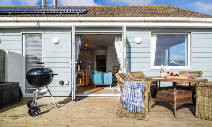 Praa Sands House | Beachside, Sea Views, Parking, Garden & log burner