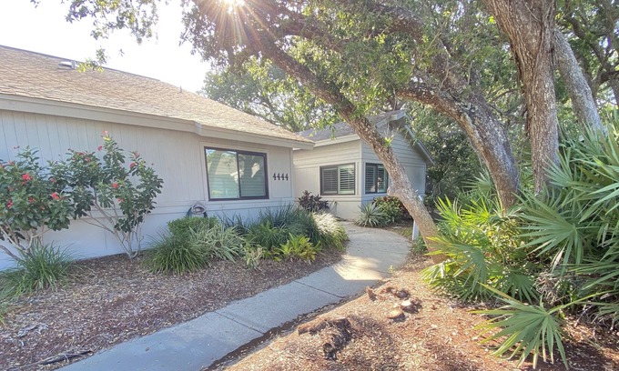 New Smyrna Beach Villa | Beachside Villa: 3 pools, pickleball + amenities galore!