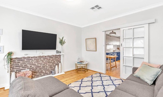 Glenelg East House | Beachtown Breeze - A Coastal Gem in Glenelg East