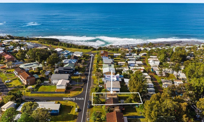 Berrara House | Beachway - Pet Friendly - 2 Mins Walk to Beach