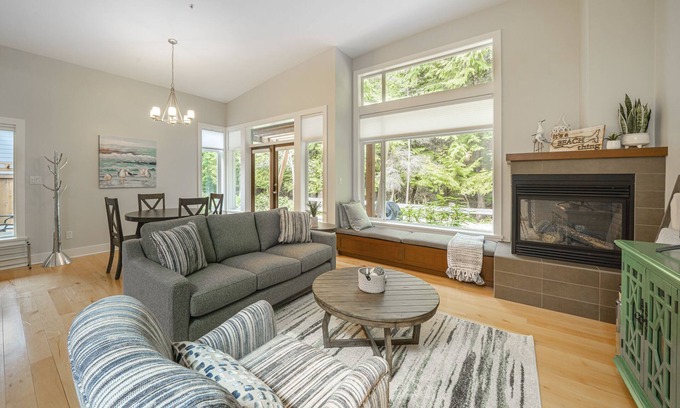 Regional District of Nanaimo Cottage | Beachwood House, 5 min walk to beach