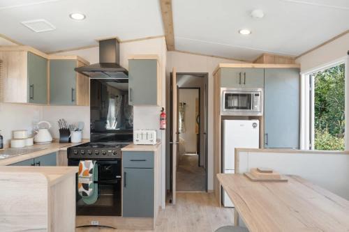 Mullacott Ski Chalet | Beachy Lodge with Deck & Parking nr Ilfracombe
