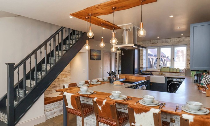 Briggswath Cottage | BEACON HOUSE, pet friendly, with hot tub in Sneaton