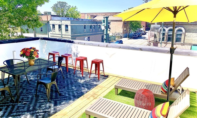 South Main Historic District House | Beale 2 blocks: 3400 SqFt, 11 beds, 2car-garage, rooftop deck, trolley in front
