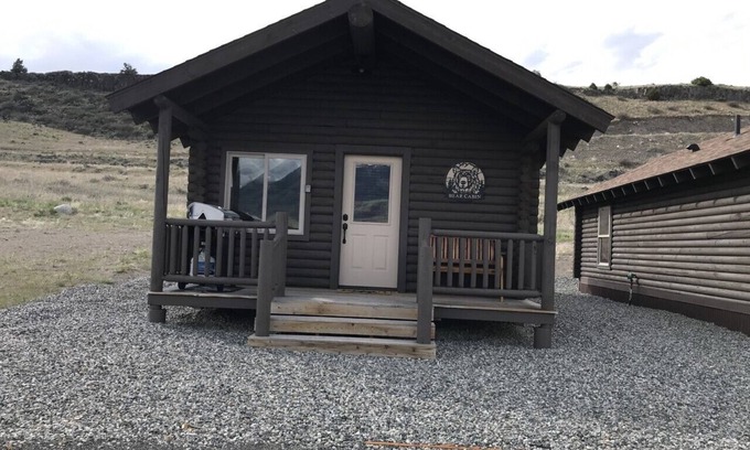 Emigrant Cabin | Bear Cabin in Paradise Valley 27 miles from North Entrance to Yellowstone Park