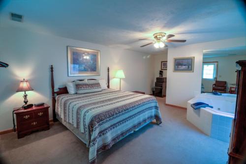 Pigeon Forge Hotel | Bear Camp By The Night