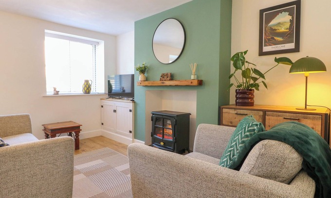 Cromford Cottage | BEAR COTTAGE, pet friendly, with a garden in Cromford