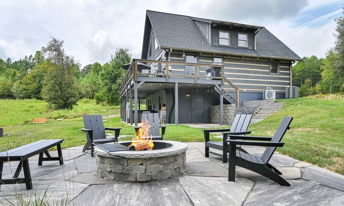 Tryon Cabin | Bear Creek Cabin- 8 mi to TIEC, Hot Tub, Sleeps 7 - Pet Friendly