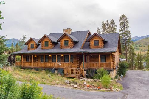 Breckenridge House | Bear Creek Mining Lodge Mountain Style Hot Tub