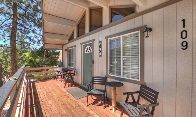 Big Bear City Cabin | Bear Cub Cottage with HotTub & Firepit