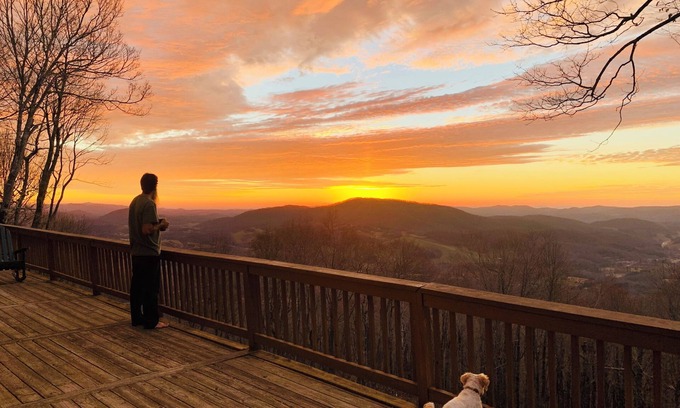 Todd Cabin | BEAR FEET RETREAT, 100 MILE VIEWS, HOT TUB, 4 BEDROOMS, sleeping loft SLEEPS 22