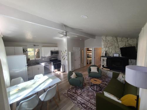 Sugarloaf House | Bear Nest - Cozy 2 bedroom House adjacent to National Forest with Deck BBQ Fireplace