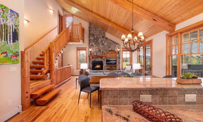 Fraser House | 🐻 Bear Pause | Pet Friendly Mountain Cabin | Bubbly Hot Tub | Awesome Decor!
