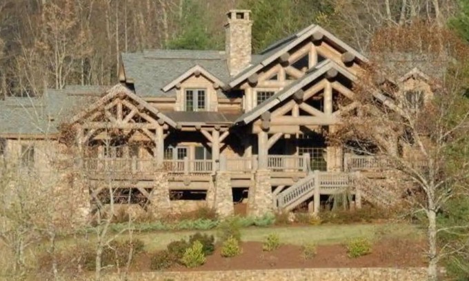Cleveland House | BEAR PAW - A Luxurious Lodge-Style Log Home & Guest Cabin on 130 Acre Estate.