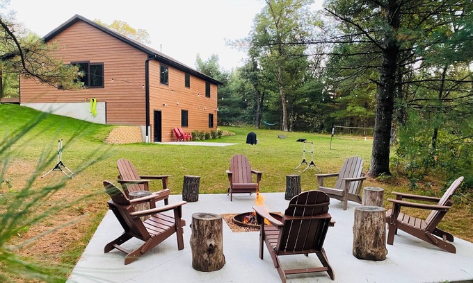 Wisconsin Dells House | Bear Paw Lodge Luxury Cabin Game Room Fire Pit