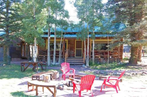 Red River House | Bear Run - Walk to Main Street - Rustic Cabin - WiFi - Washer - Dryer - Wood Burning Fireplace - Secluded Setting