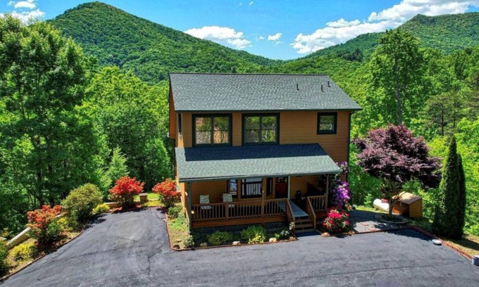 Hiawassee Cabin | Bear Valley Retreat | Cozy and Private Cabin near Lake Chatuge | Dog Friendly