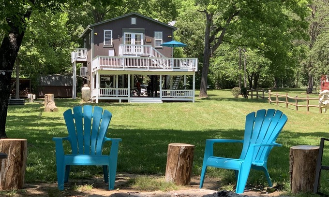 Luray Cabin | Bear Valley- Riverfront with hot tub - Starlink Satellite Wi-Fi