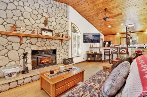 Big Bear City House | Bearadise Cabin- Adorable Single Level Retreat