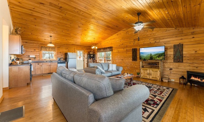 Hendersonville Cabin | Bearadise Log Cabin | 2 Bed, 2 Bath