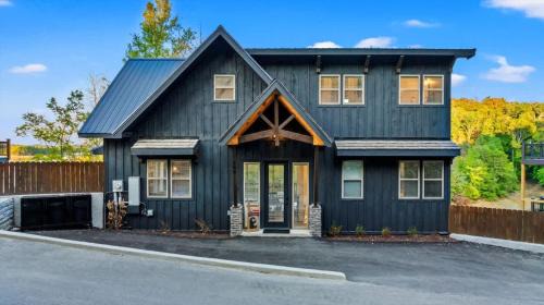 Sevierville House | Bearfoot Bungalow - Lakefront Paradise