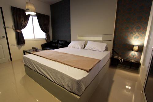 Bang Na Hotel | Bearing26 Hotel