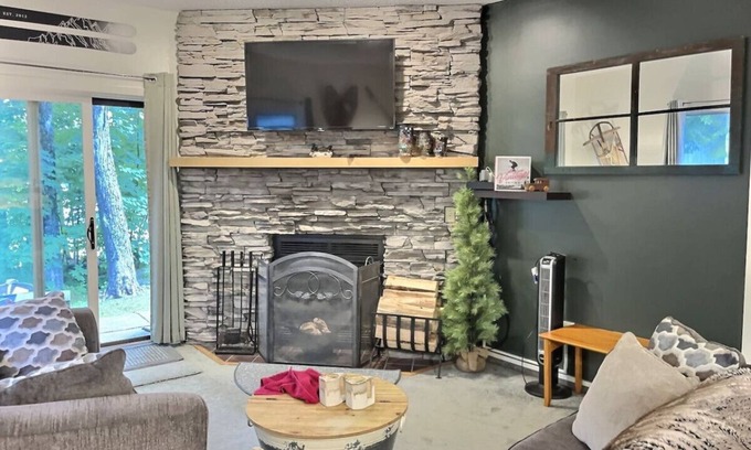 Killington Apartment | Bearmont- Pool, HotTub, FirePit, AC, Gym, Sauna