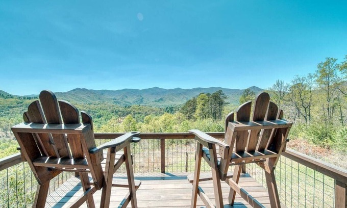 Hiawassee Cabin | Bear’s Chateau: Modern-Rustic Cabin w/Mtn Views, Screened Porch + Fire Pit