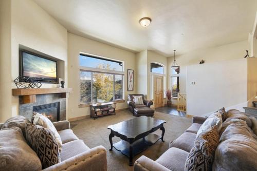 Bear Hollow Village House | Bears Lair Spacious Townhome with Private Hot Tub