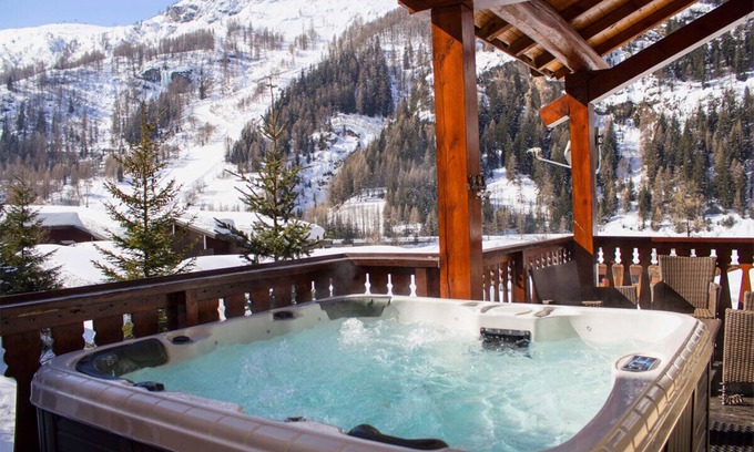 Les Brevieres Ski Chalet | Beau! Chalet de 14 chambres! Vues sur la montagne! Jacuzzi!