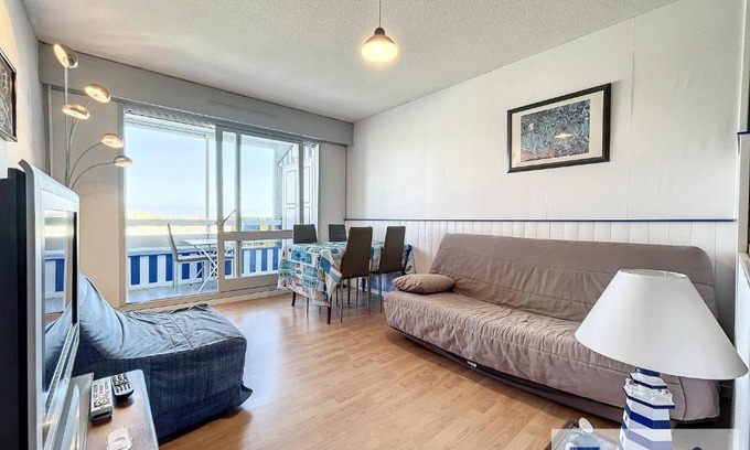 Courseulles-sur-Mer Apartment | Beau T2 face à Juno Beach avec parking privé - FR-1-746-7