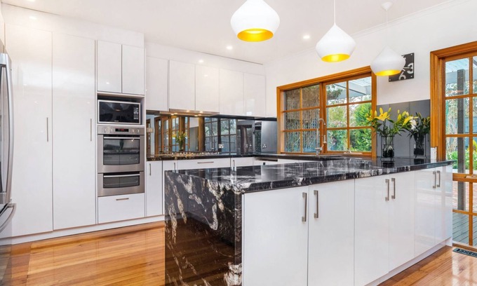 Beaumaris House | Beaumaris Grand Dame - Child & Pet friendly