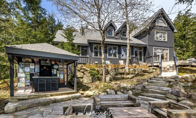 Muskoka Lakes Cottage | Beautiful 6 bed 4 bath cottage on Lake Joe with Boathouse + Hottub
