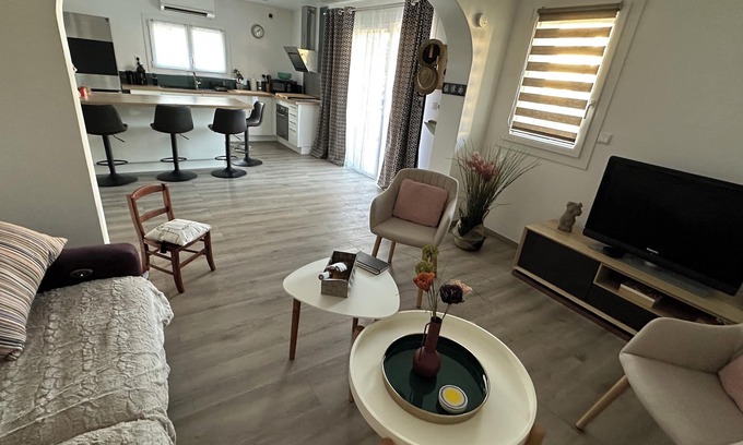 Saint-Mitre-les-Remparts Apartment | Beautiful contemporary apartment with all comforts in a quiet location