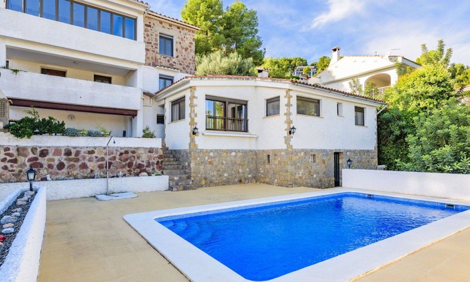 Oropesa del Mar Villa | Beautiful apartment in villa for 3 guests with WIFI, pool, A/C, TV, terrace and parking