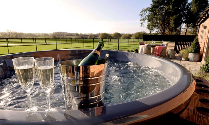 Walton House | Beautiful villa for 2 guests with pool, hot tub, WIFI, TV, terrace, pets allowed and parking