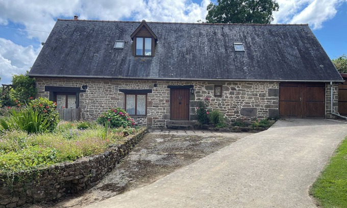 Montjoie-Saint-Martin House | Beautiful 3 bedroom barn conversion in a rural hamlet near Saint James Normandy